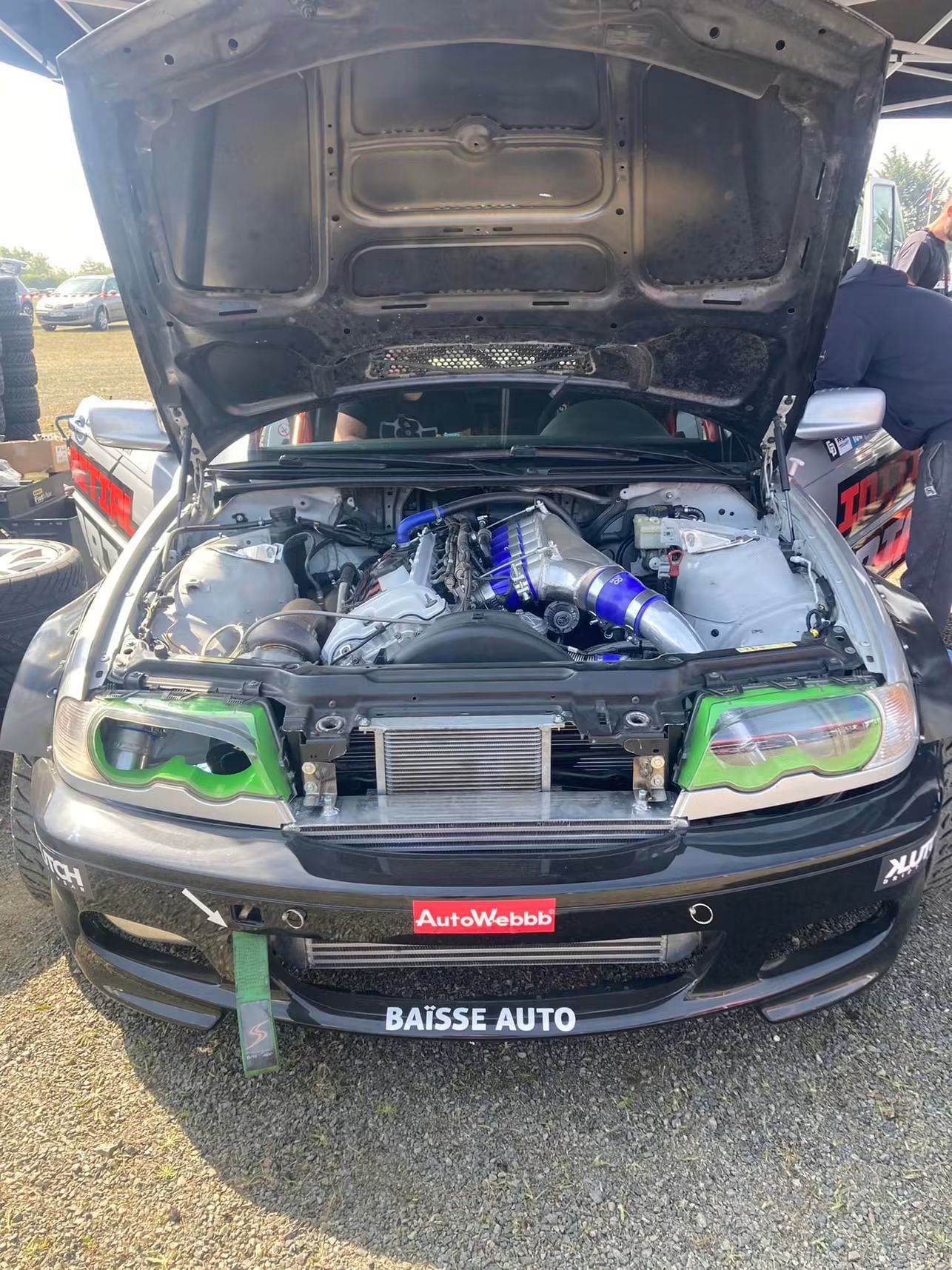 La BMW de drift de face, capot ouvert, laissant voir le compartiment moteur préparé.