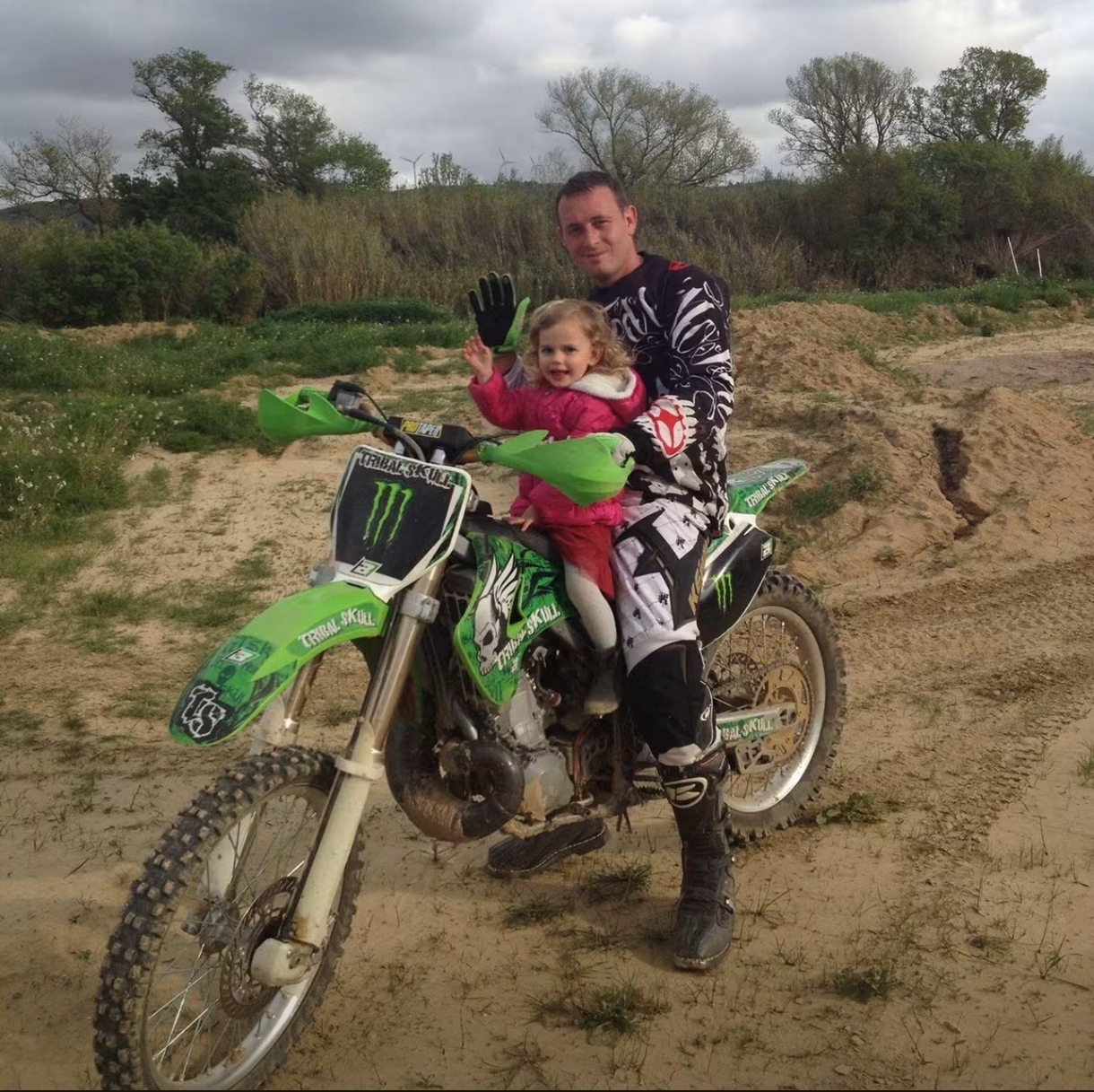 Steve avec un enfant sur une moto de motocross, avant ses débuts en drift.