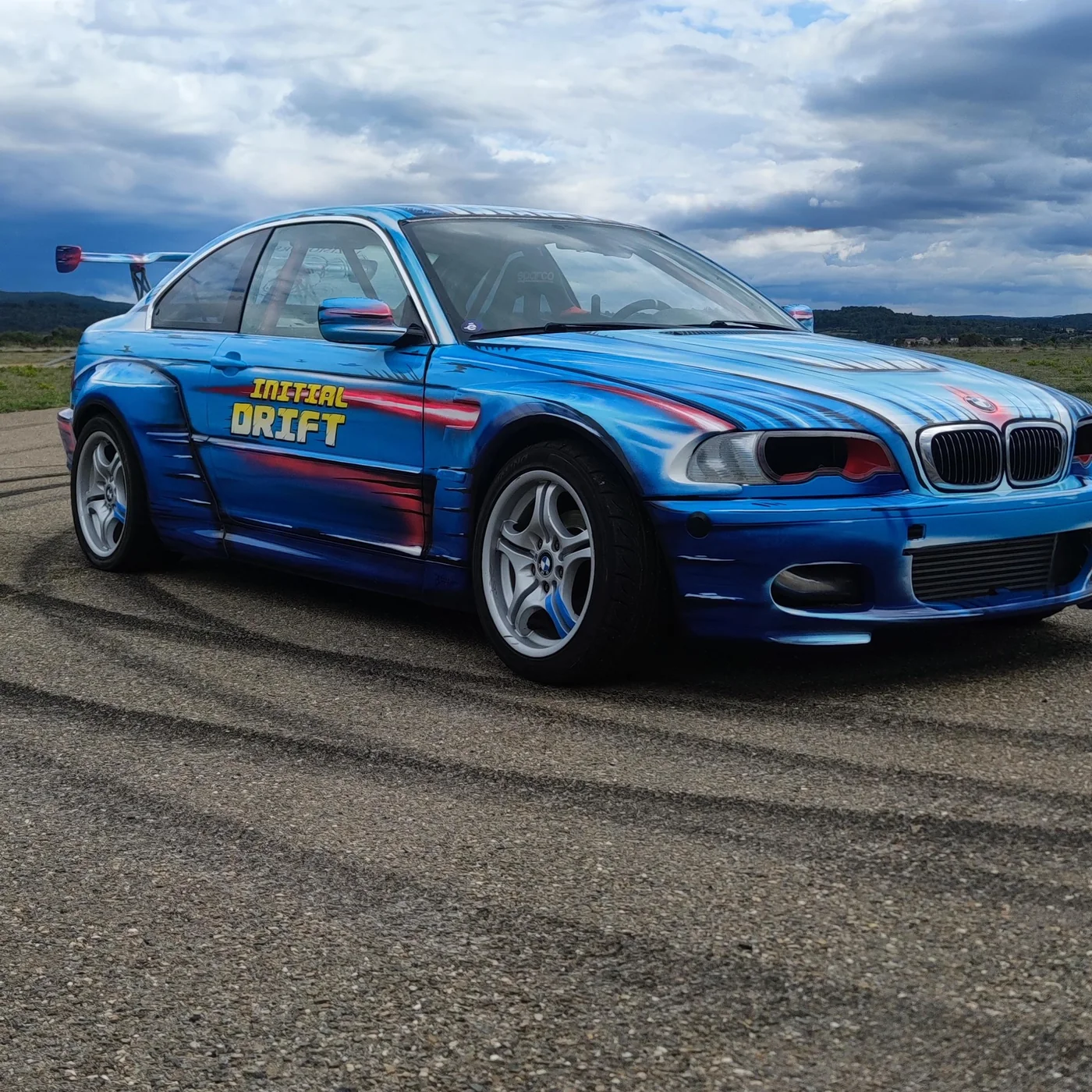 BMW E46 Initial DRIFT en vue latérale, livrée bleue