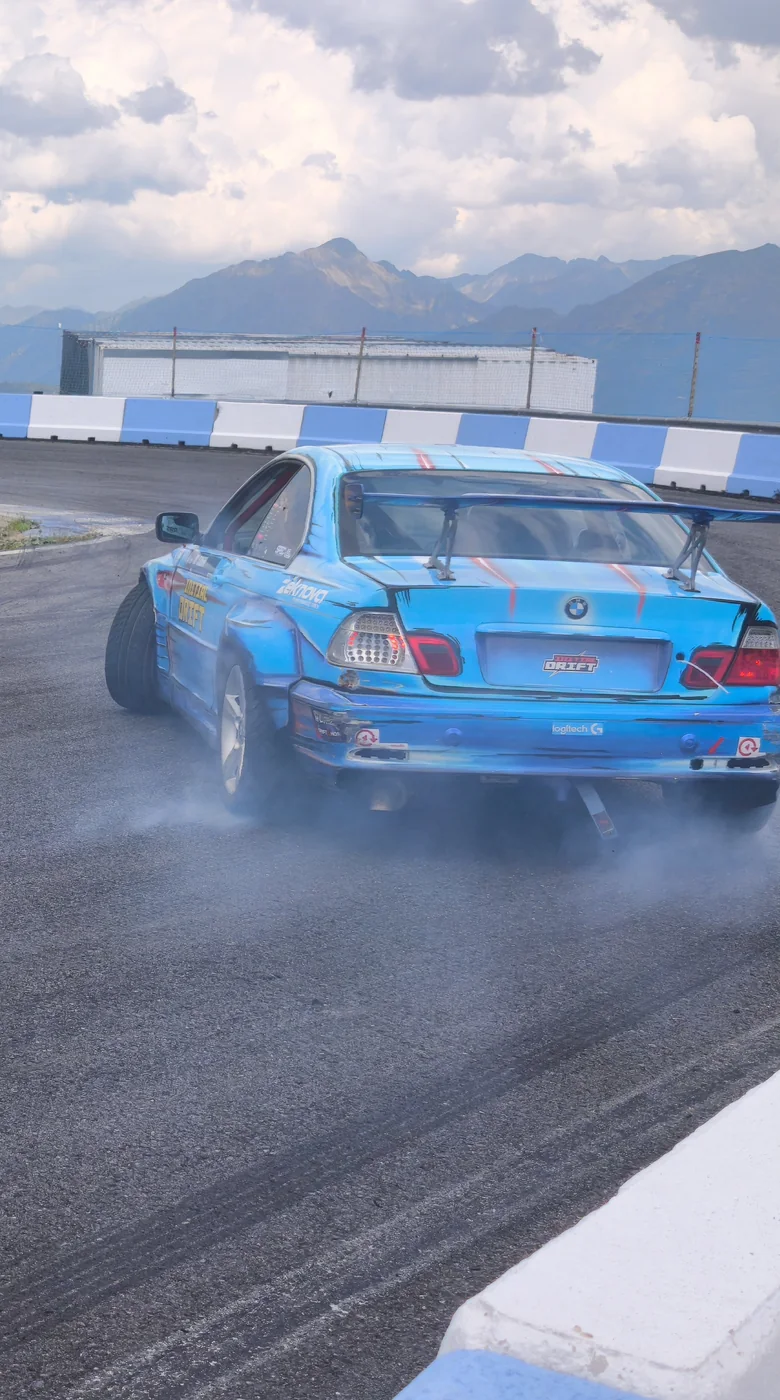 BMW Initial DRIFT vue de l'arrière dans un virage de drift