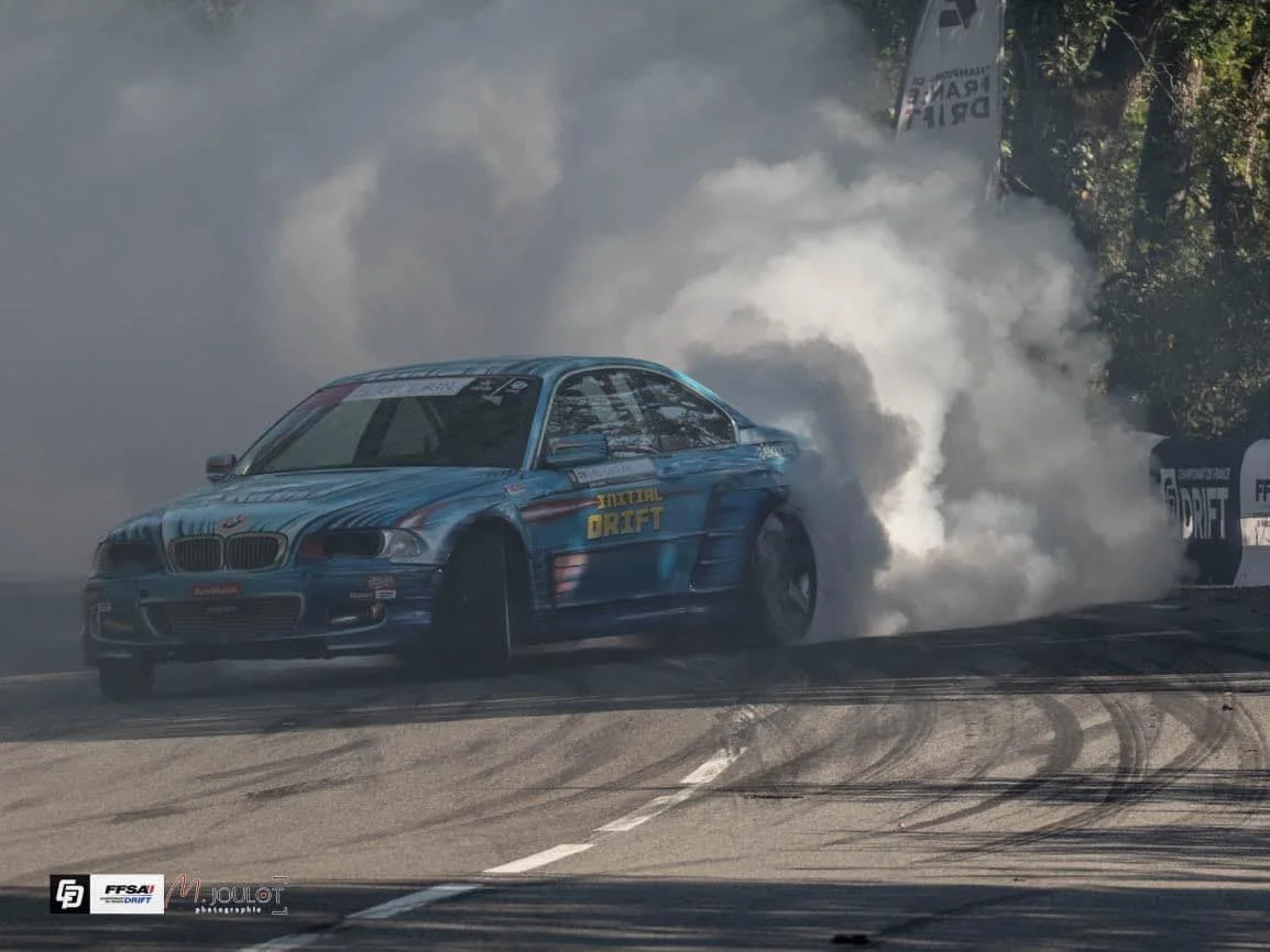 BMW Initial DRIFT en glisse dans un nuage de fumée