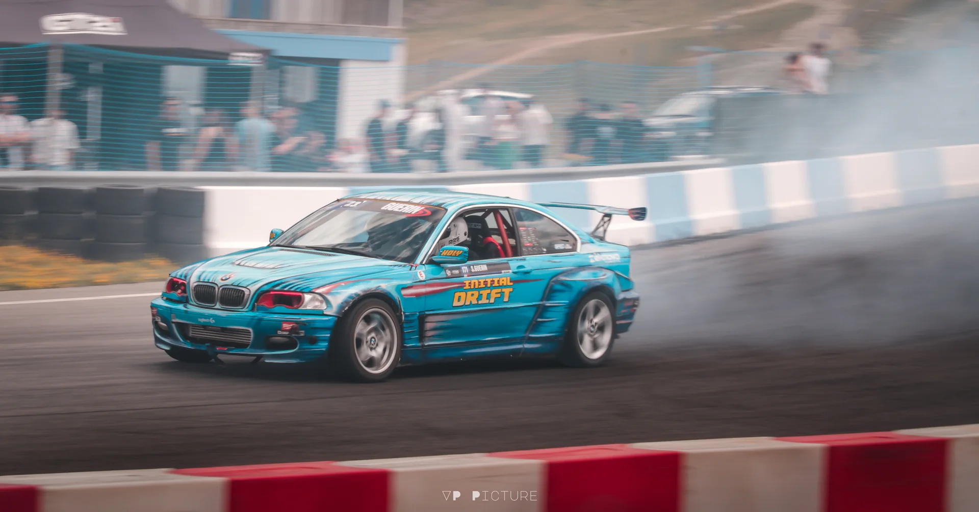BMW Initial DRIFT en compétition sur une piste de drift