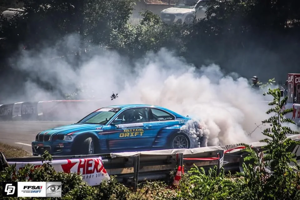 BMW Initial DRIFT enveloppée de fumée durant un événement
